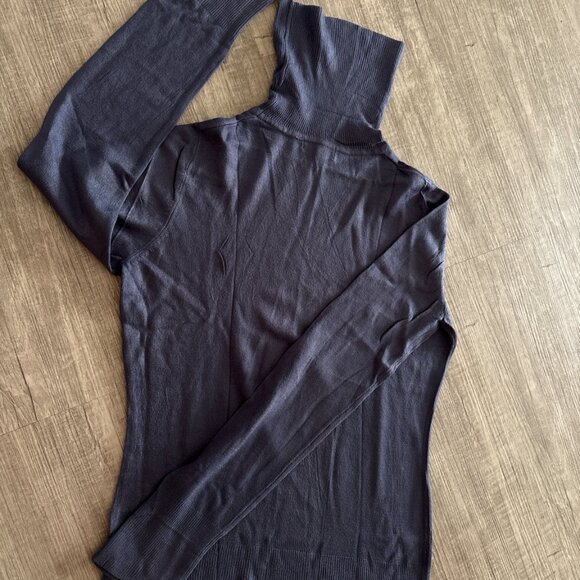 Deep Shimmery Ribbed Turtleneck Sweater - Elegant & Cozy (M) - Picture 4 of 4